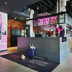 ホテル Moxy Katowice Airport 3*