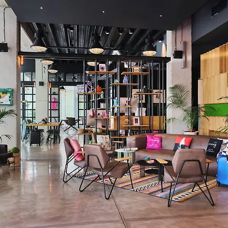 Готель Moxy Katowice Airport