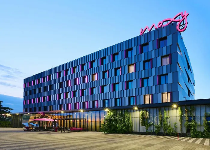 מלון Moxy Katowice Airport 3*